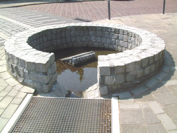Een aangepast rooster dwingt het water om de bak zelf schoon te spoelen